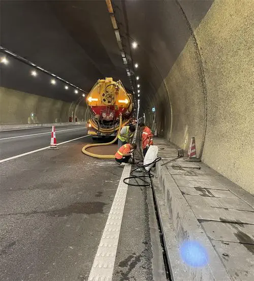 遂川隧道排水渠清淤